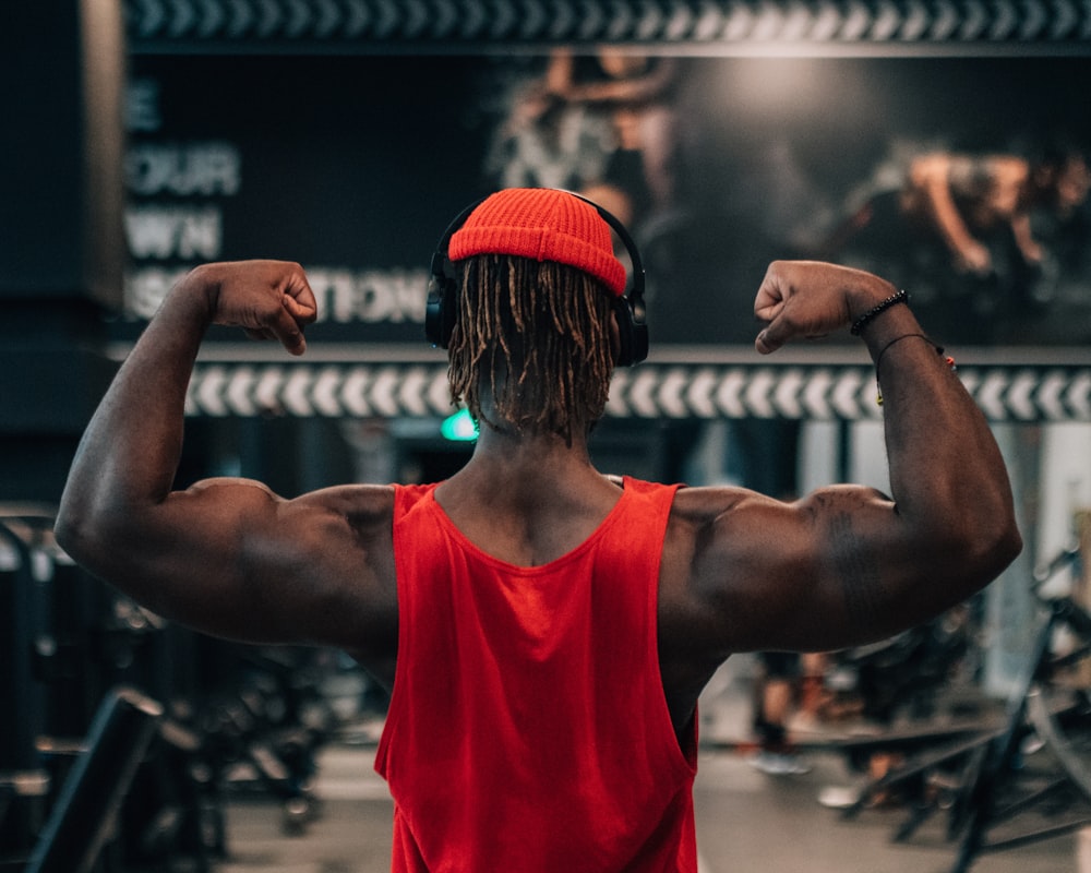 Homme sportif consommant des protéines après l'entraînement